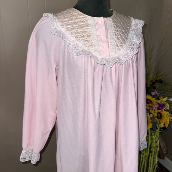 VTG Carriage Court • Flannel Fleece Lace Nightgown - Picture 2 of 9